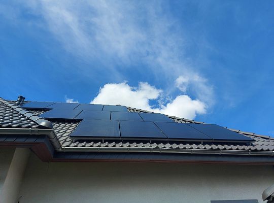 Panele fotowoltaiczne na dachu prywatnego domu w Lęborku