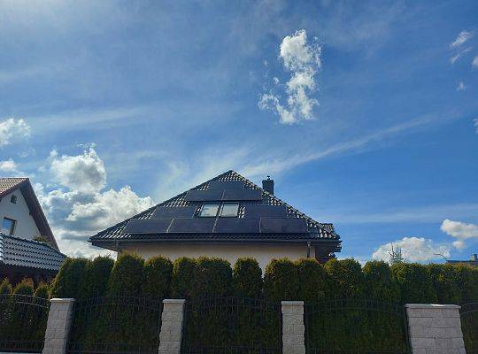 Panele fotowoltaiczne na dachu prywatnego domu w Lęborku